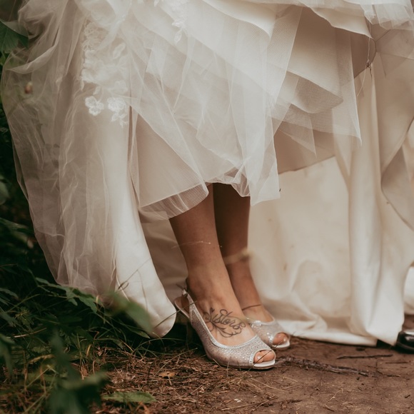Wedding dress - David’s bridal - matching veil - princess heels - Picture 5 of 7